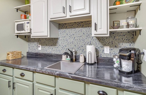 Clarksville Apartment | Private Patio! Studio 10 Mi to Dtwn Clarksville