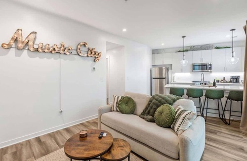 Hadley - Washington Apartment | Private Patio with Skyline Views 5 Mins to DT!