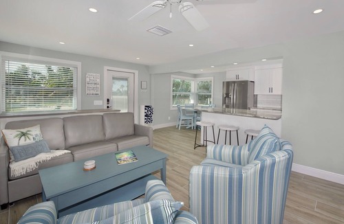 Mid Island House | 🐚Private Pool + Great Outdoor Living Space- Walk2Bch-Cozy Cottage