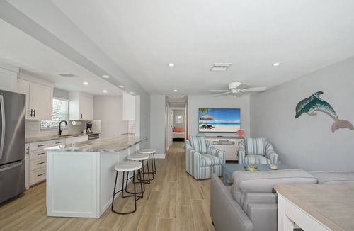 Mid Island House | 🐚Private Pool + Great Outdoor Living Space- Walk2Bch-Cozy Cottage