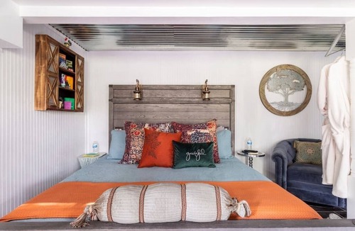 Hendersonville Hostel | Private Pool & Luxury Carriage House @ TGL Farms
