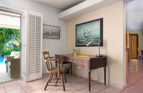 Ludlam House | Private Pool w/Hot Tub! Family Friendly Subtropical Retreat w/Huge Yard