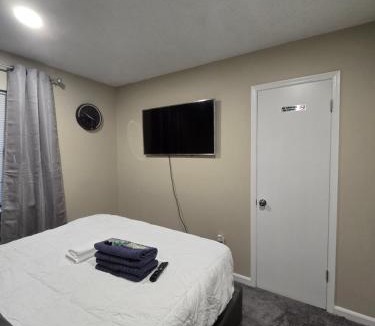Stone Mountain House | Private Queen Room Guesthouse near Stone Mountain