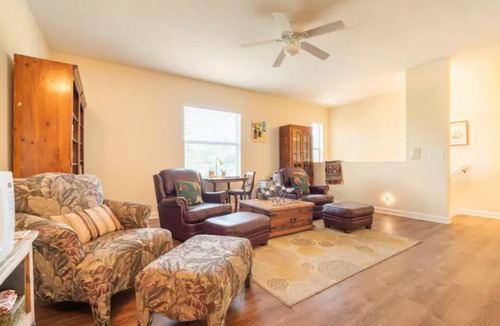 Wellington House | Private room and bathroom near Wellington Equestrian Center