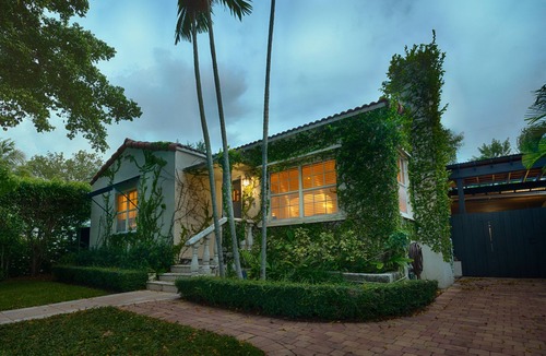 Coral Way House | Private Saltwater Pool! Gated Off-Street Parking. 3Bed2Bath. Sleeps 6.