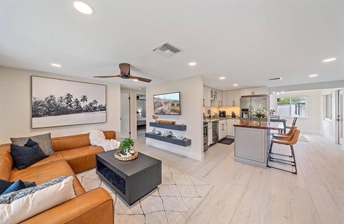 Southgate House | Putt 'n Plunge Paradise: 3/2 House 10 mins to Downtown & 15 mins to Lido Beach
