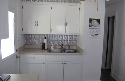 Woolen Mills House | Quaint and Cozy, 2 Bed, I Bath, Full Kitchen Cottage with Off Street Parking