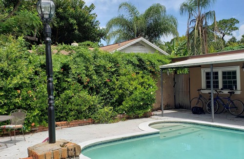 Clearwater Apartment | Quaint Cozy Cottage Guest House with pool for 2, dogs OK, golf course