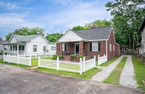 Aiken House | Quaint house, king bed 2min from down town