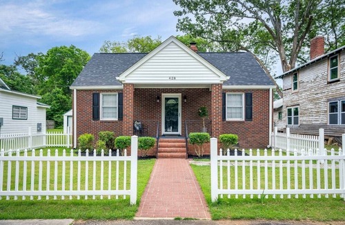 Aiken House | Quaint house, king bed 2min from down town