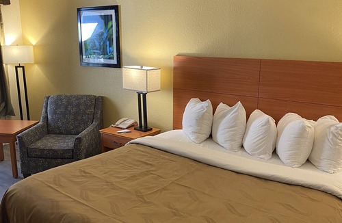 Chiefland Hotel | Quality Inn near Manatee Springs State Park