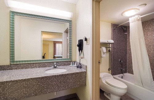 Statesboro Hotel | Quality Inn & Suites Conference Center Statesboro Historic District