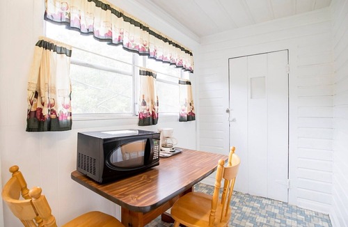 Cherokee Apartment | Queen Bed | Non-Smoking