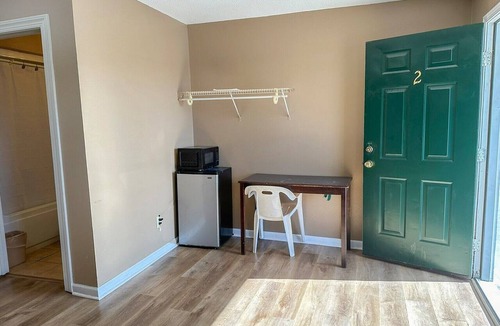 Sparta Apartment | Queen Bed | Smoking | Sparta, GA