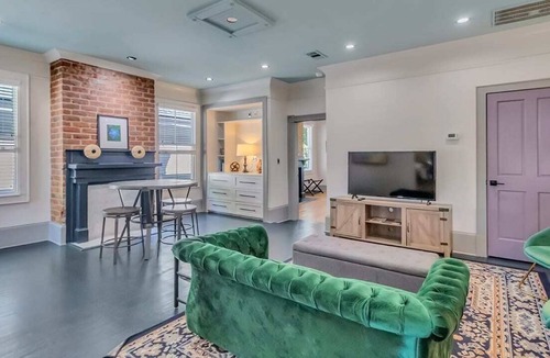 Savannah Victorian District Apartment | Queen's Perch | Historic District Downtown | Walk to Famous Forsyth Park