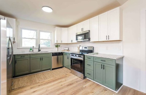 Winston - Salem House | Queen’s Quarters! 6BR 3B Near Atrium Health & WFU