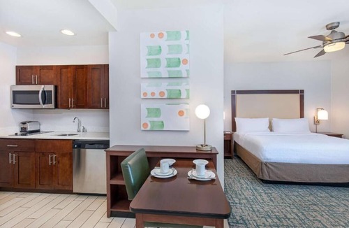 Sandy Springs Hotel | Queen Studio Escape – Free Breakfast, Shuttle & Pool (near Perimeter Mall)