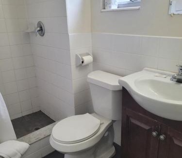 Old Northwood Historic District Hotel | Queens Lodge Motel