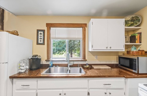 Woodruff Cabin | Quiet and relaxing 1 bedroom farm cabin with loft and deck.