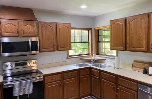Gifford House | Quiet cul-de-sac spacious home, 15 minutes from the beach!