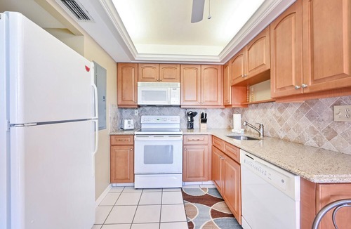 Hammock Bay Condo | Quiet lakeview/golf course 3 m N of Marco