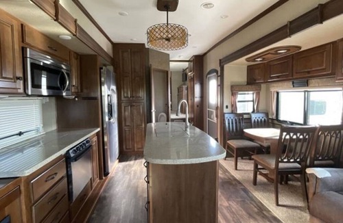 Decatur House | Quiet Pine Forest RV Retreat w/Storage Container – Bring your boat!