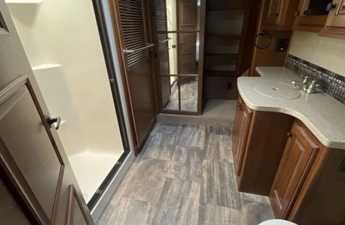 Decatur House | Quiet Pine Forest RV Retreat w/Storage Container – Bring your boat!