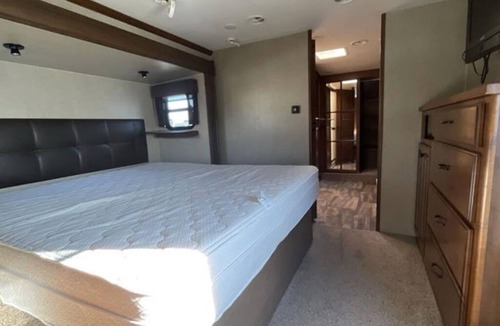 Decatur House | Quiet Pine Forest RV Retreat w/Storage Container – Bring your boat!