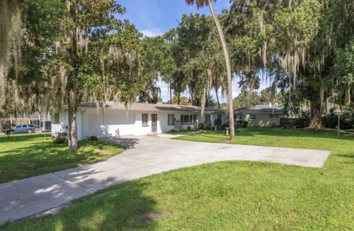 Leesburg House | Quiet spacious Home by Lake Harris. Walk to Venation gardens, stroll by the Lake