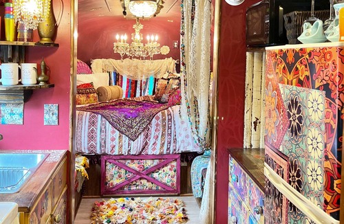 Helen House | Quirky camper with private hot tub, firepit, AC, deck, outdoor tub & kitchenette
