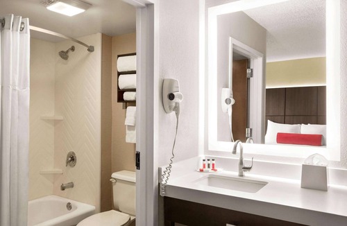 Airport North Hotel | Ramada by Wyndham Suites Orlando Airport