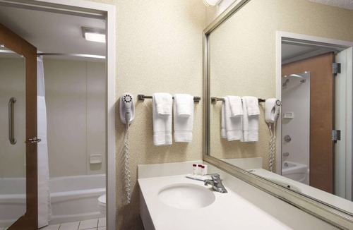 Airport North Hotel | Ramada by Wyndham Suites Orlando Airport