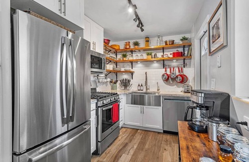 Lake Worth House | Ranch Style w/King Bed, Guitar, BBQ, Bar cart - $1 rides to Beach & Downtown