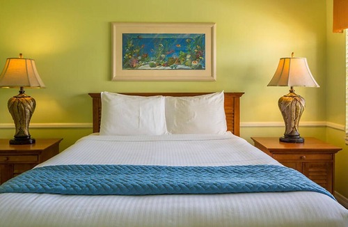 Delray Beach Resort | RARE FIND! Beach Front Resort at Gulf Stream Sleeps 2-4 with pool, hot tub, BBQ