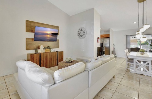 Fort Myers House | RARE FIND COASTAL COZY BRIGHT 2BR 2BATH HOME! 10MINS AWAY TO THE BEACH!