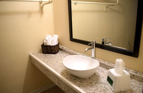 Gold Rock Hotel | Red Carpet Inn Battleboro