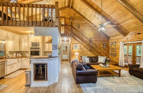 Cherry Log Cabin | Red Fox Retreat - Putt-Putt!, Pond, HotTub, Fire Pit
