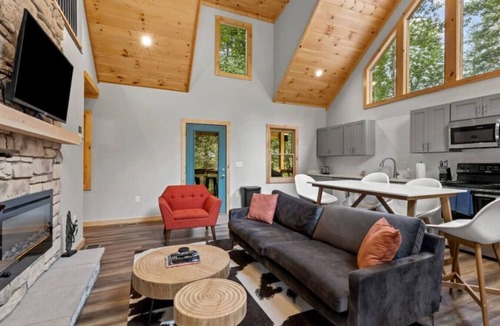 Campton Cabin | Red River Gorge Hot Tub Firepit Wi-Fi Tucked Away