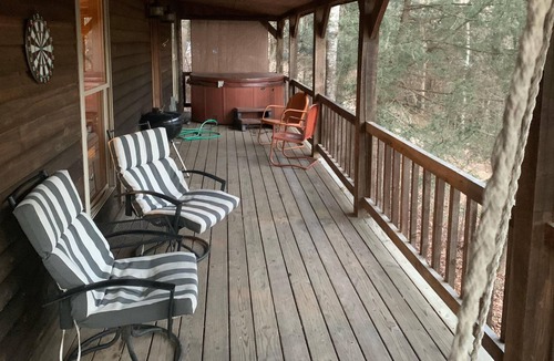 Campton Cabin | Red River Gorge secluded 2 bedroom cabin with a hot tub