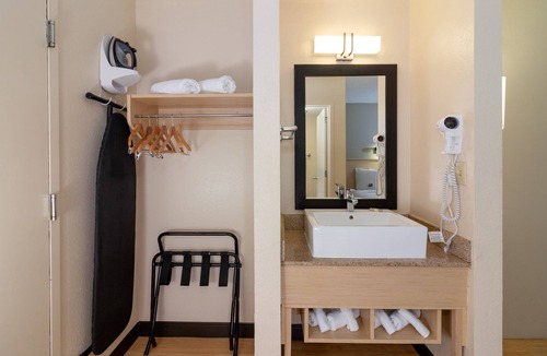 Seybold Hotel | Red Roof Inn PLUS+ Miami Airport