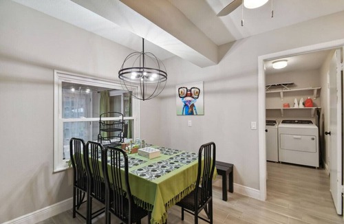Temple Terrace House | Red Royalty Pool, King Bed, Yard