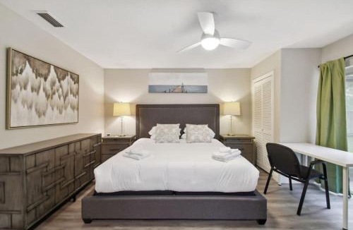 Temple Terrace House | Red Royalty Pool, King Bed, Yard