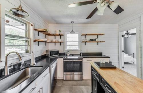 Bedford House | Redwing Farm Cottage - Mountain Views and Firepit!