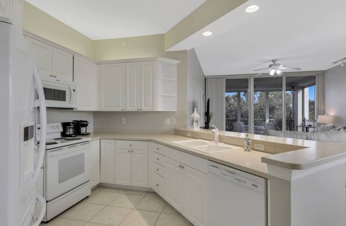 Vanderbilt Beach Condo | Regatta - William Raveis Rentals