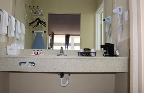 Perry House | Relax and Unwind! 4 Great Units Near Historic Downtown Perry, Pool, , Parking!