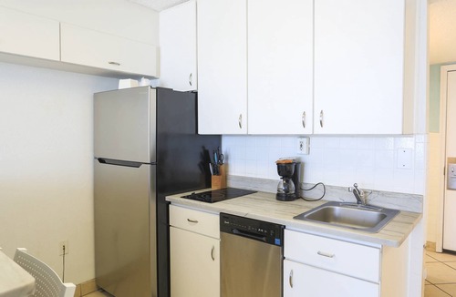 Treasure Island Condo | Relax by the Waves – Beachfront Studio with Balcony, Heated Pool & Tiki Bar