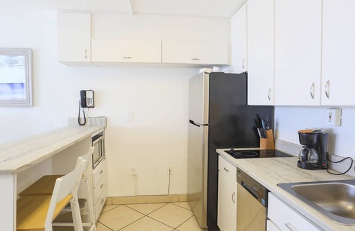 Treasure Island Condo | Relax by the Waves – Beachfront Studio with Balcony, Heated Pool & Tiki Bar