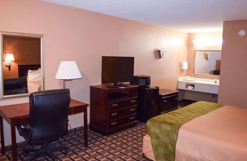 Richburg Hotel | Relax in Spacious Room w/Microwave, Fridge + Tea/Coffee Maker – Stress-Free