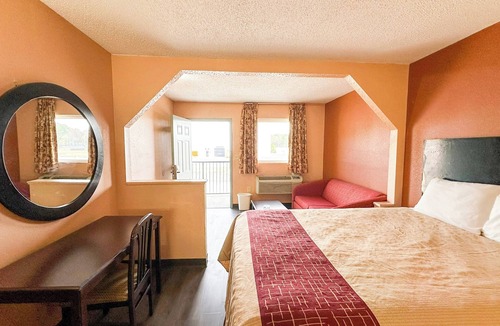 Mount Berry Hotel | Relax in Spacious Queen Room Near Intramural Fields + Private Parking Included