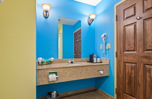 Crawfordville Hotel | Relax in Style: King Bed Non-Smoking Room at Wildwood Inn